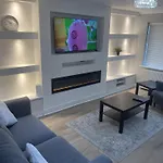Cozy London Home With Three Bedrooms