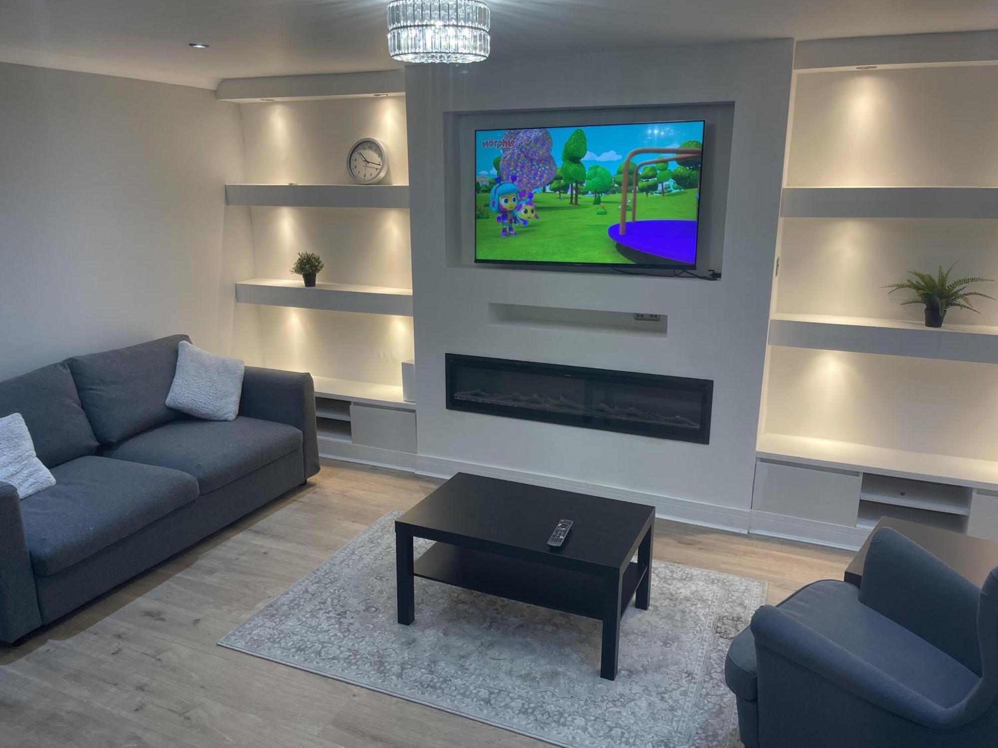 Cozy With Three Bedrooms * London